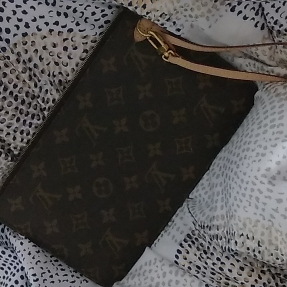 Louis vuitton wristlet